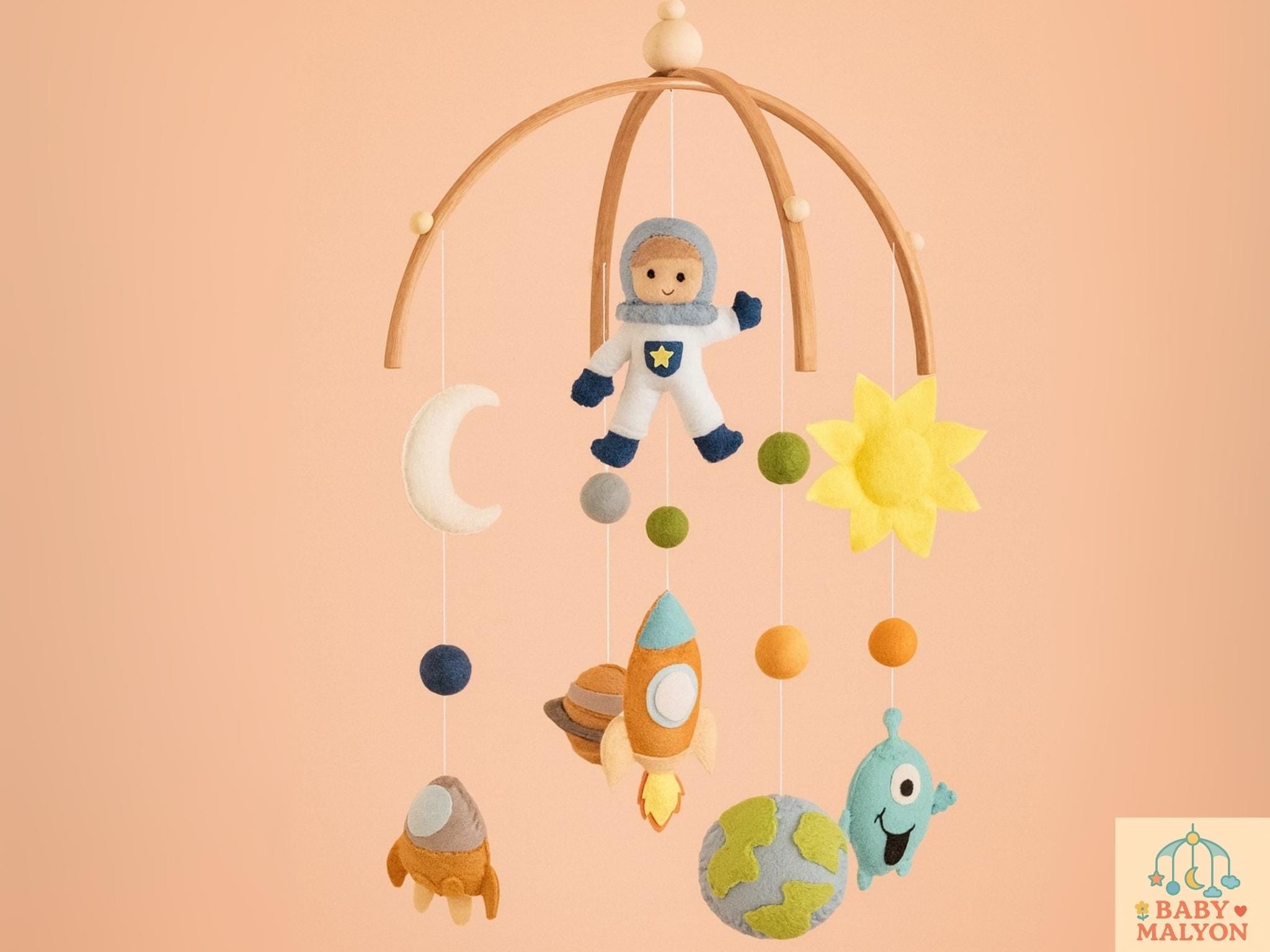 Mobile per neonati fatto a mano a tema spaziale, mobile per neonati a tema astronauta, mobile per neonati a tema razzo, mobile per neonati a tema pian