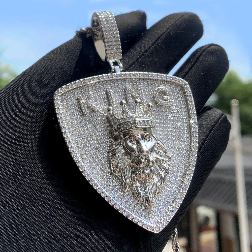 Neue vereiste bling Brief König Löwe Krone Anhänger Halskette Silber Farbe Zirkonia Abzeichen Charme Männer Mode Hip Hop Schmuck