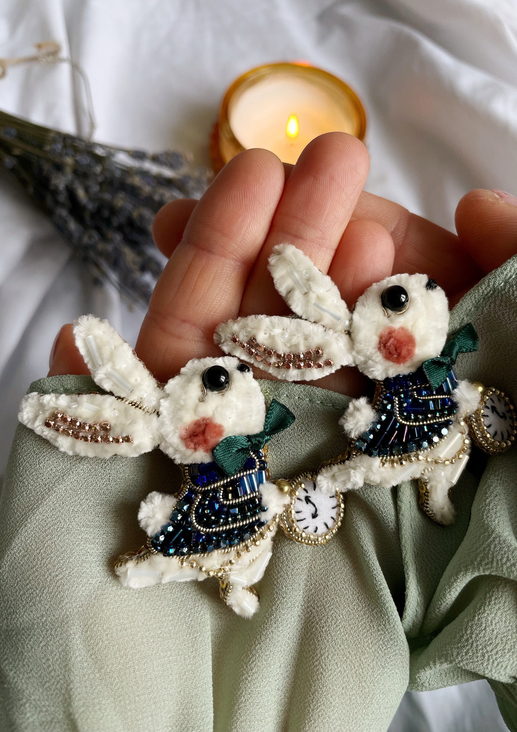 Spilla a forma di coniglio, spilla a forma di coniglio, coniglio ricamato, spilla con perline, coniglio con perline, regalo per gli amanti dei conigli