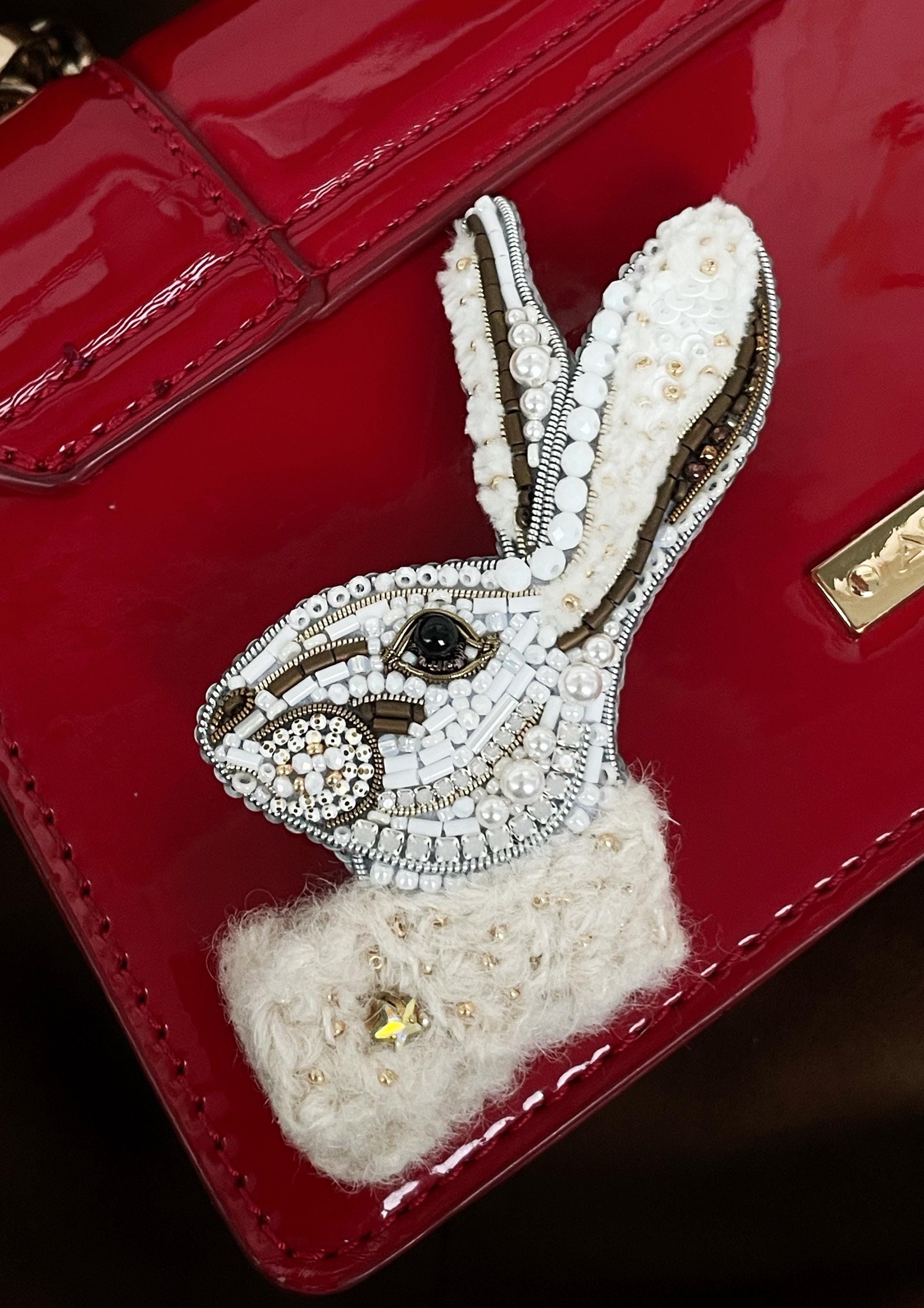 Lepre, Regalo lepre, Coniglio ricamato, Spilla coniglio, Spilla coniglio, Gioielli coniglio, Regalo coniglio, Coniglio con perline, Spilla alla moda,