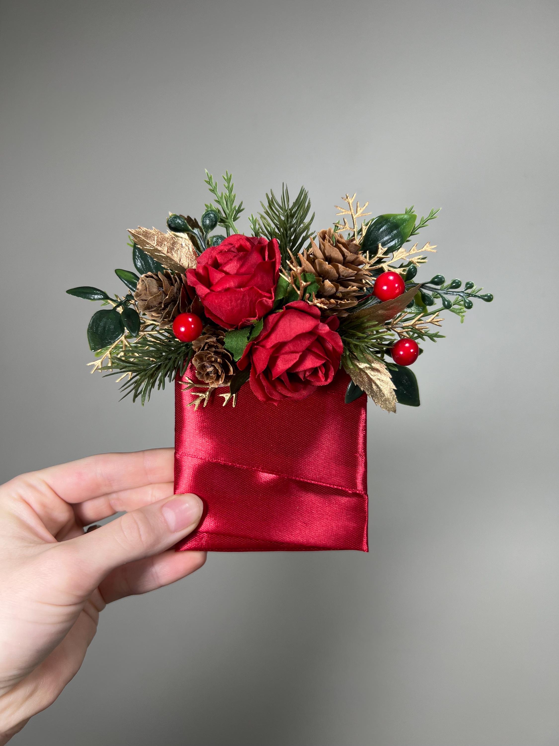Fiore all'occhiello tascabile di Natale, fiore all'occhiello rosso di Natale, fiore all'occhiello quadrato dorato dello sposo, fiore all'occhiello ros