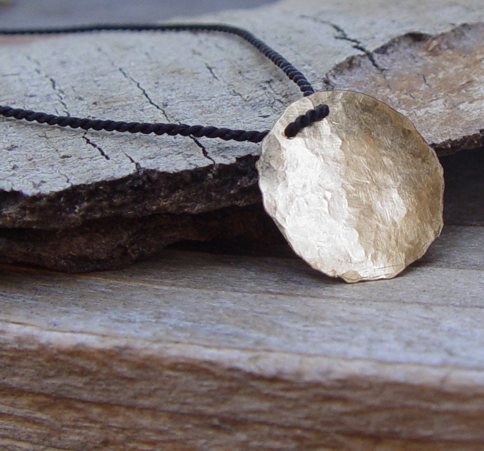 Ciondolo a disco organico su collana di seta nera, delicata collana in oro, semplice collana in oro, collana minimalista in oro, delicata collana in o