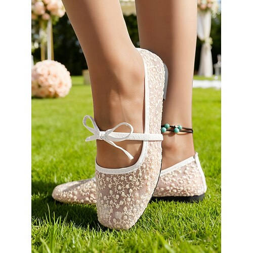 Elfenbeinfarbene Mary-Jane-Ballerinas aus Spitze mit elastischem Riemen, elegante und bequeme Hochzeitsschuhe für Bräute und Gäste, perfekt für den Garten Rasenzeremonien Image