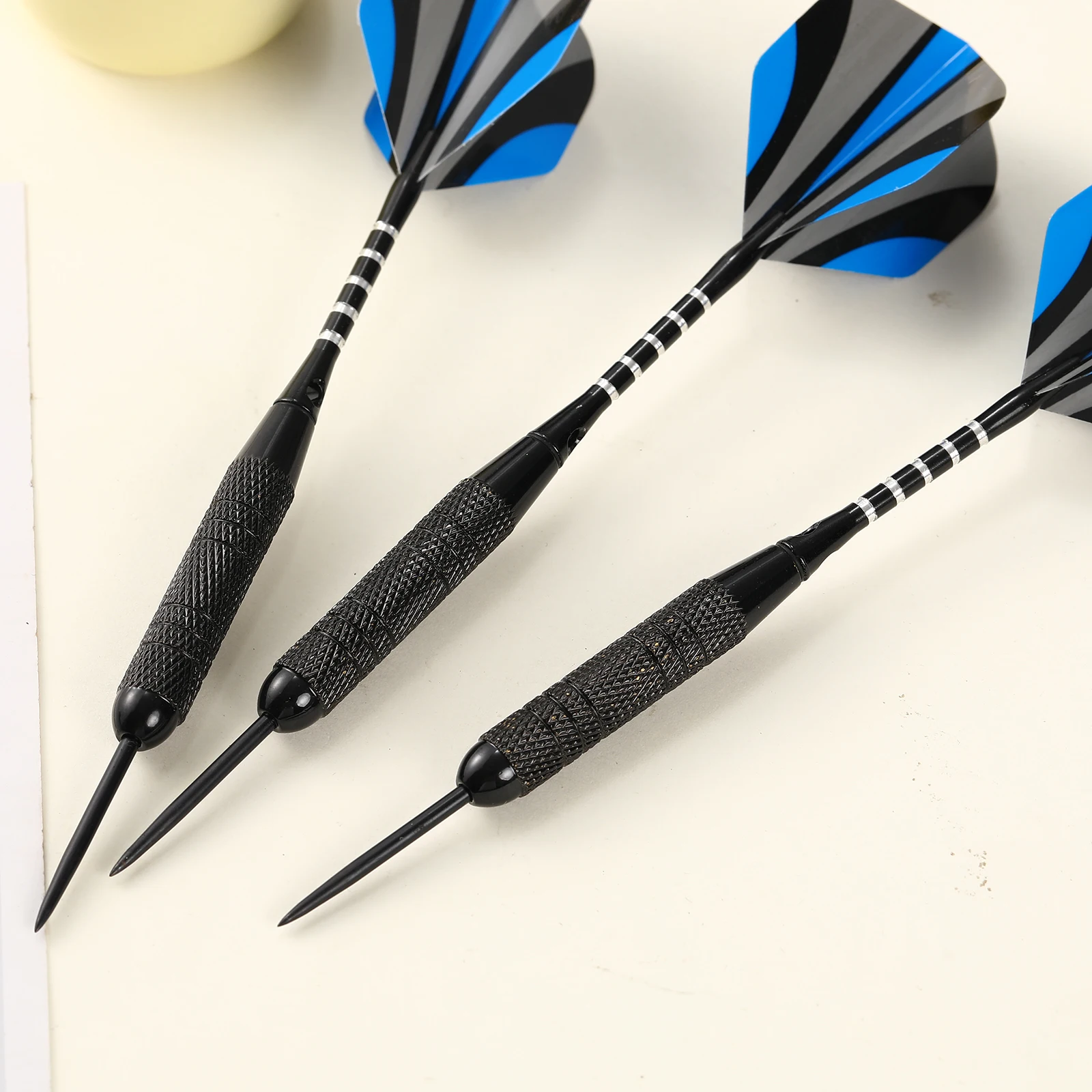 Huanqu Dart-Set mit drei professionellen Nadel-Darts in roten und blauen Farben, kommt mit Dartschäfte und Dart-Flights für präzises Werfen, Wettkampftraining, Zuhause, Bar, Unterhaltung, allgemeine Image