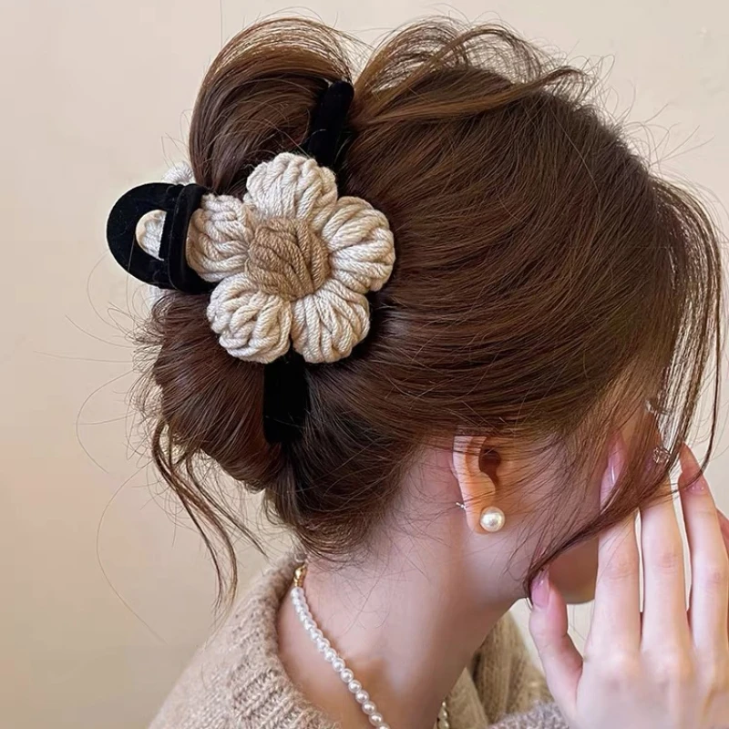 1pc Herbst Winter Gestrickte Blume Haar Klaue Elegante frauen Haar Zubehör Vintage Gestrickte Blumen Haar Clip Shark Clips Image
