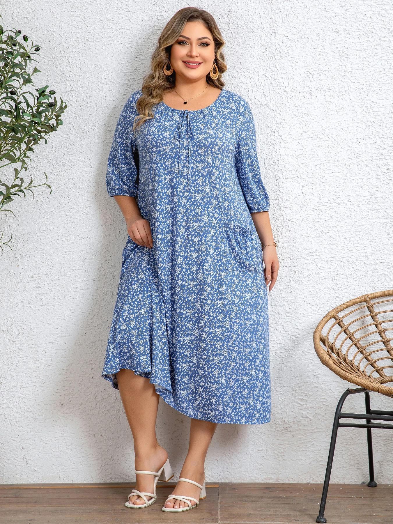 【Übergröße】Freizeitkleid für Damen, blaues kleines Blumenmuster, Rundhalsausschnitt, Fünf-Zoll-Ärmel, gerades Bein, Taschen auf beiden Seiten. Sanft Image