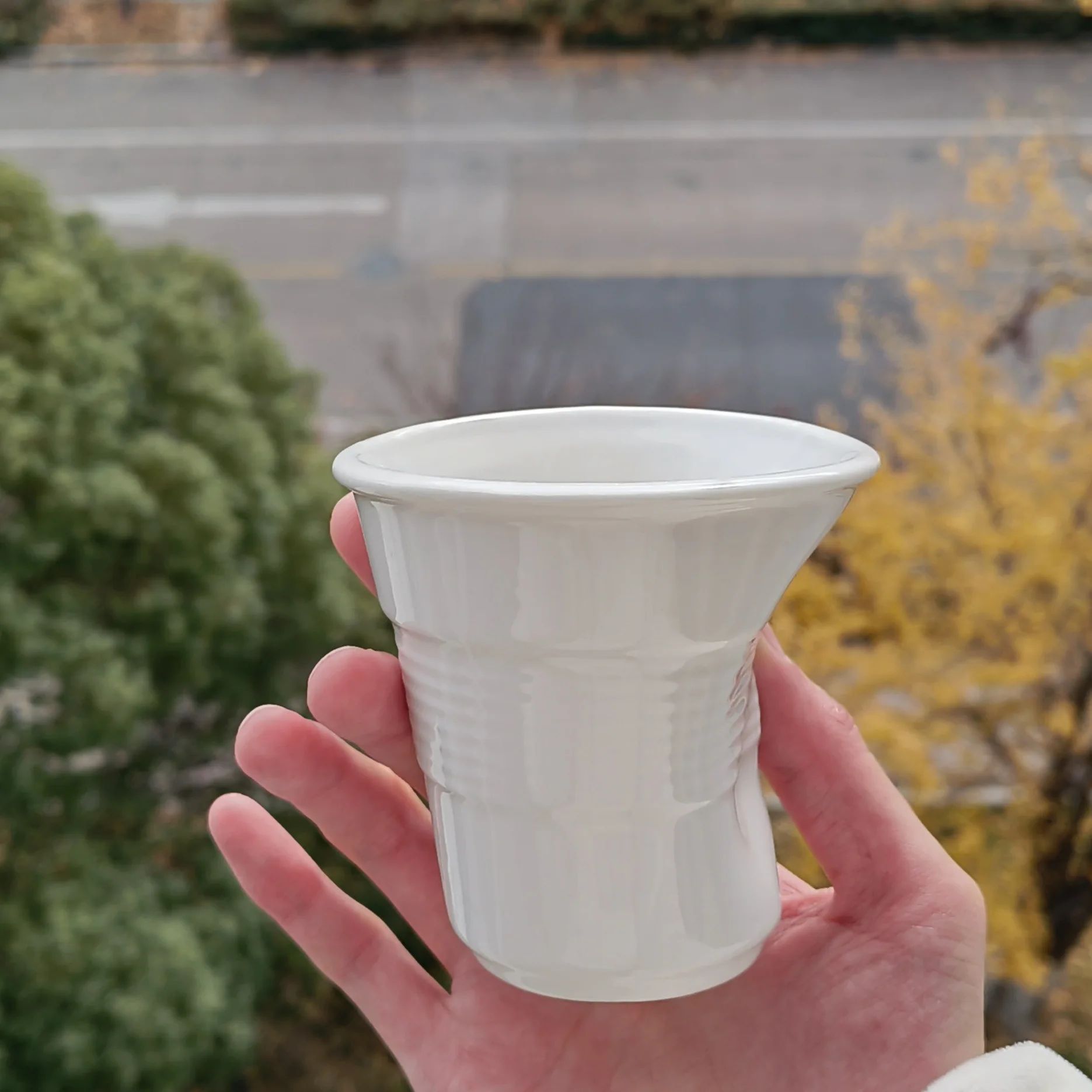 200 ml Nordic unregelmäßige Tassen Kaffee Becher Weiß Keramik Falten Tasse Trinken Kaffee Tumbler Englisch Brief Image