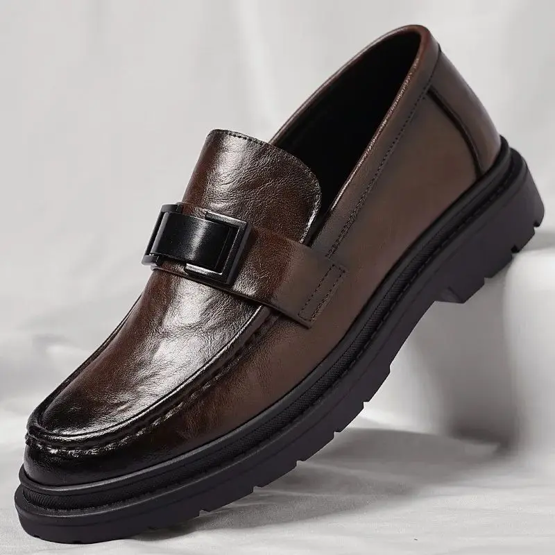 Neue Herren-Schuhe mit runder Zehenpartie und handgekratztem Muster, trendige Herrenschuhe, Business-Casual-Slip-ons-Lederschuhe, Herren-Loafer im britischen Stil