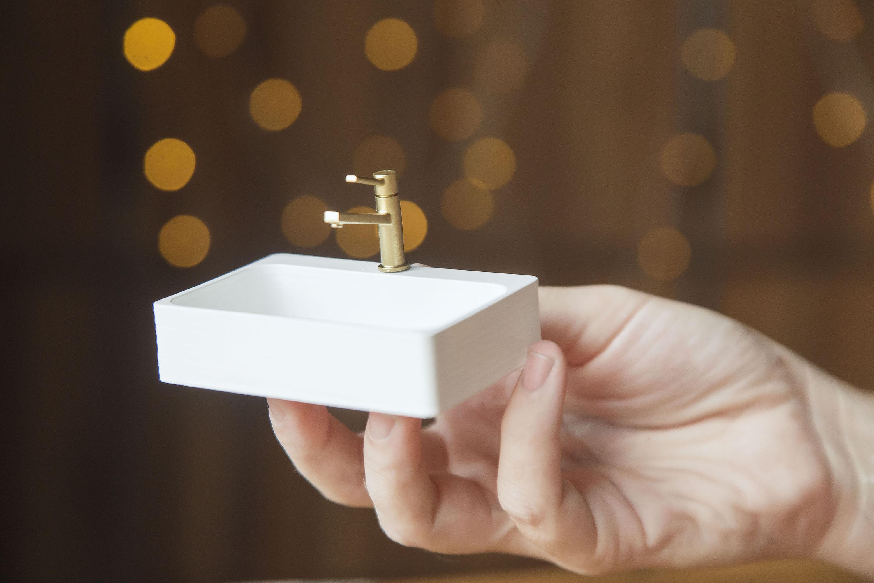 Rubinetto per lavabo in miniatura in scala 1/6 per le popolari bambole fashion da 12 pollici. Mobili da bagno realistici, vasca per casa delle bambole