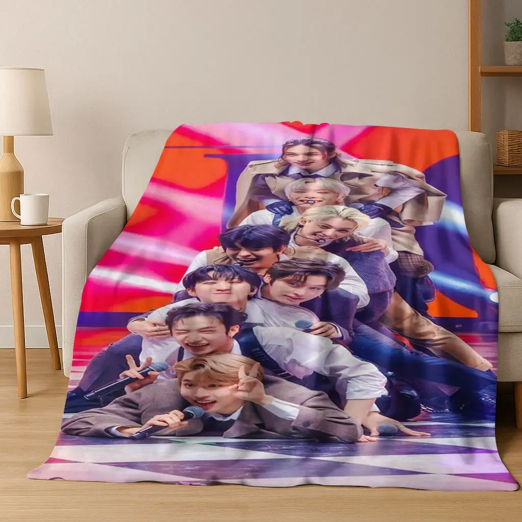 Neueste Kpop Star Stray Kids Flanelldecke, weiche, warme Überwurfdecke für Schlafzimmer, Wohnzimmer, Bett, Reisen, Camping, Picknick, Geschenk Image
