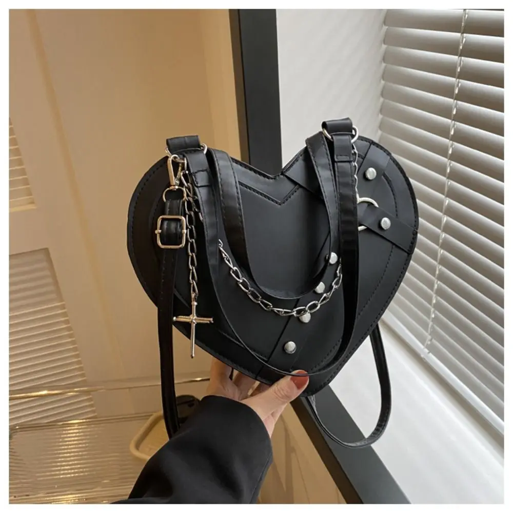 PU Leder Schwarz Schulter Tasche Kette Niet Herzförmige Frauen Umhängetasche Tragbare Große Kapazität Gothic Tote Tasche Damen