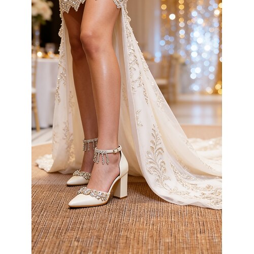 Elfenbeinfarbene Brautpumps mit Blockabsatz und kristallverziertem Riemen – elegante Brautschuhe für stilvolle Hochzeiten in der Stadt Image