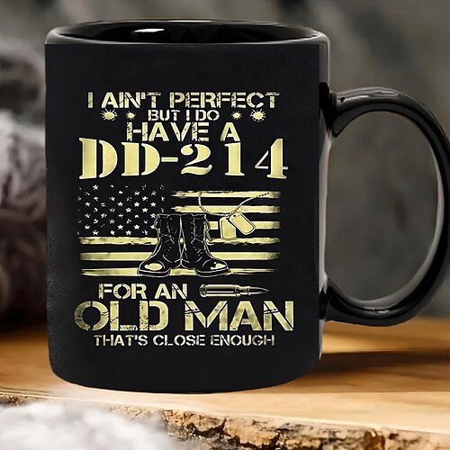 DD-214-Veteranen-Geschenkbecher – Ich bin nicht perfekt, aber ich habe einen DD-214 für einen alten Mann, der dem schon recht nahe kommt, mit amerikanischer Flagge Design von Militärstiefeln Image