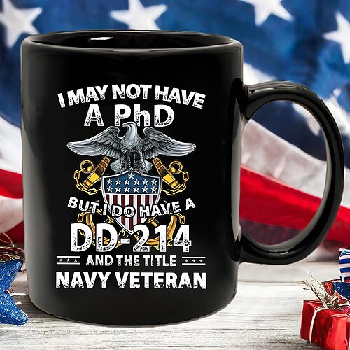 DD-214-Geschenkbecher für Veteranen – Ich habe zwar keinen Doktortitel, aber ein DD-214-Formular und den Titel „Navy-Veteran". Design: Stolz auf den Marinedienst. Keramik-Kaffeebecher. Image
