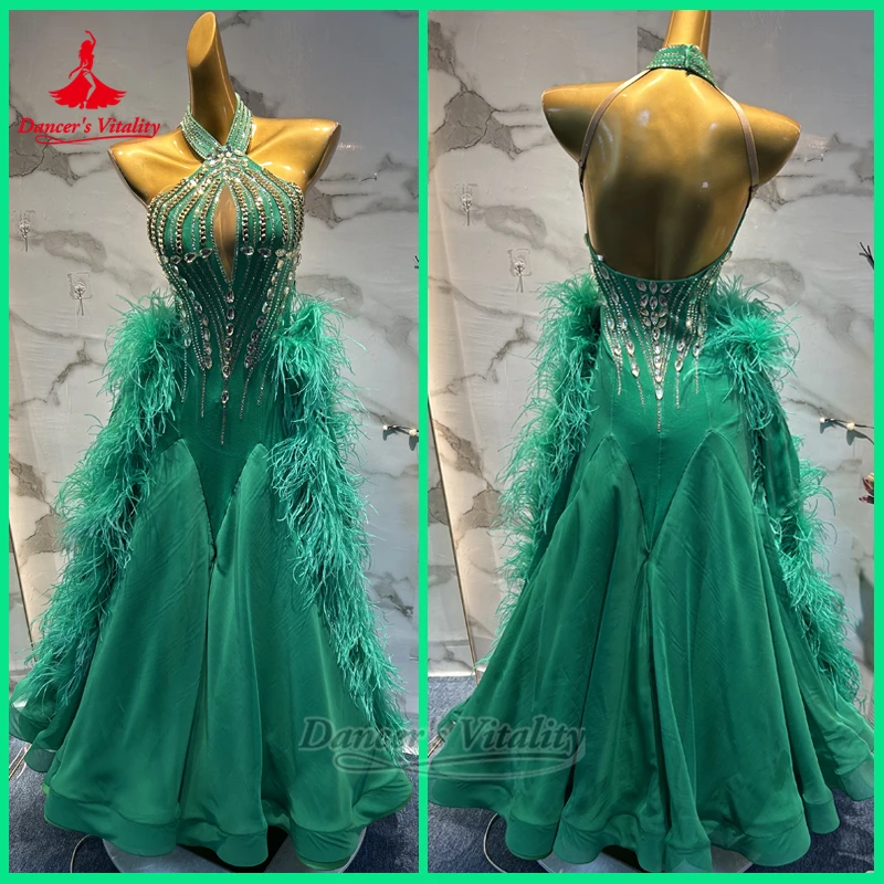 Erwachsene und Teenager, Standard-Ballsaal, ärmellose, rückenfreie Kleider, maßgeschneiderte Tänzersvitalität, weibliche Walzer-Federkleidung Image