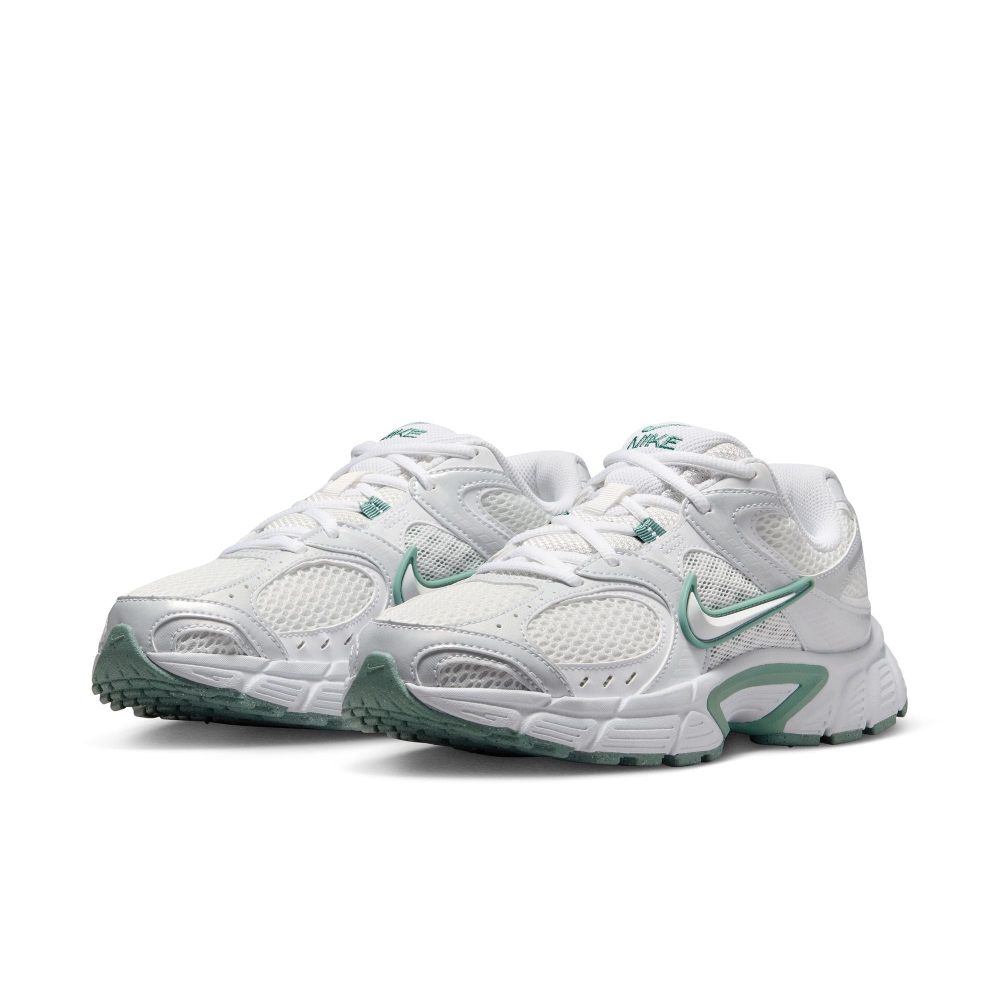 Sneaker NIKE SPORTSWEAR "W NIKE V5 RNR", Damen, Gr. 38,5, summit weiß, weiß, vast grau, cannon, Synthetik, Textil, Schuhe Sneaker, inspiriert vom Design des Y2K Nike Vomero 5