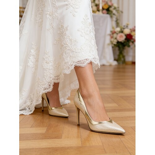Elegante, silberfarbene Metallic-Stiletto-Pumps mit spitzer Zehenpartie und Schlangenmuster für Bräute auf modischen Hochzeiten Image