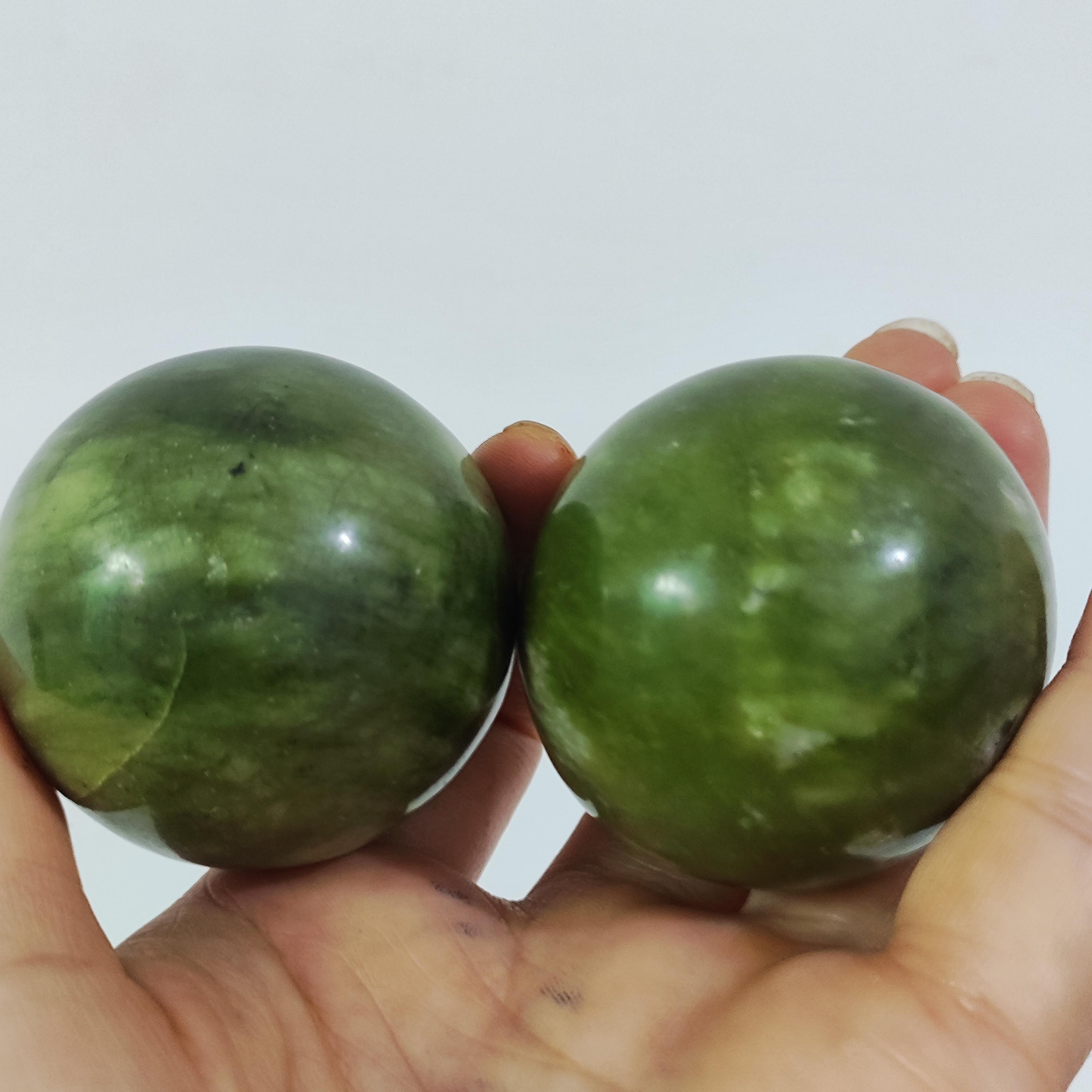 Una coppia di sfere di giada verde naturale, sfere di cristallo, sfere di cristallo di quarzo, decorazioni regalo in cristallo, decorazioni Feng Shui,