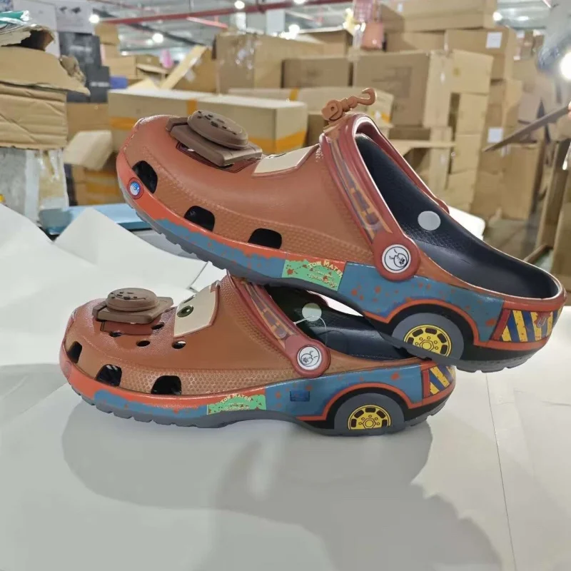 Neue Sommer Cartoon Autos Thema Lustige Mater Erwachsene Clogs Rutschfeste Atmungsaktive Leichte Strand Schuhe Sandalen EVA Hausschuhe Geschenk