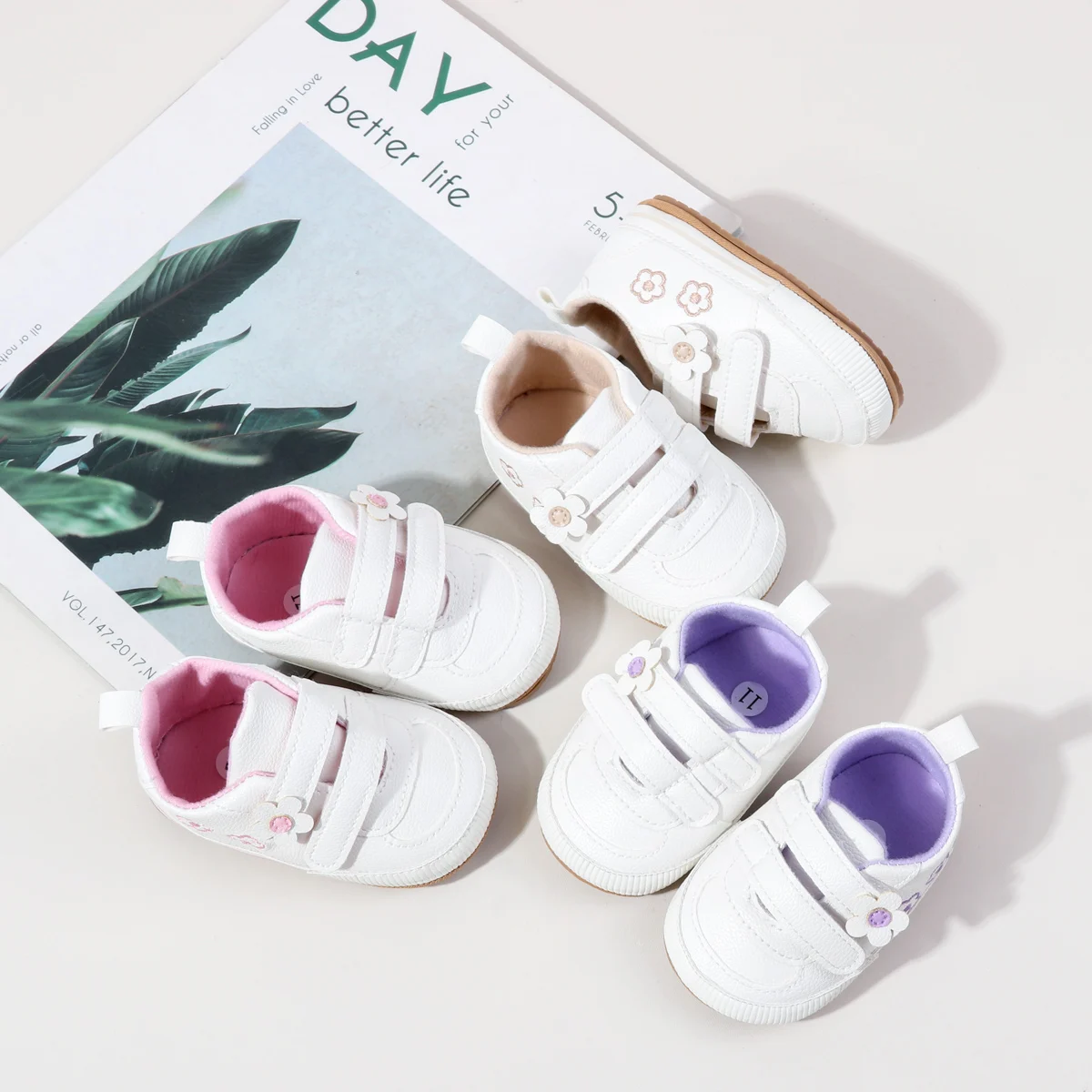 Frühling und Herbst Neues Produkt 0-1 Jahre altes Baby Niedliche und verspielte einfarbige, mit Blumen verzierte flache Lernwanderer für Babys Image