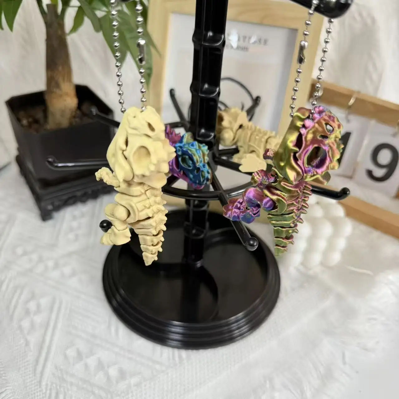 2 Stück 3D-Dinosaurier-Schlüsselanhänger – flexible Hände und Füße, leuchtende Farben, Valentinstag, Geschenktüte, Hängezubehör, Desktop-Dekoration Image