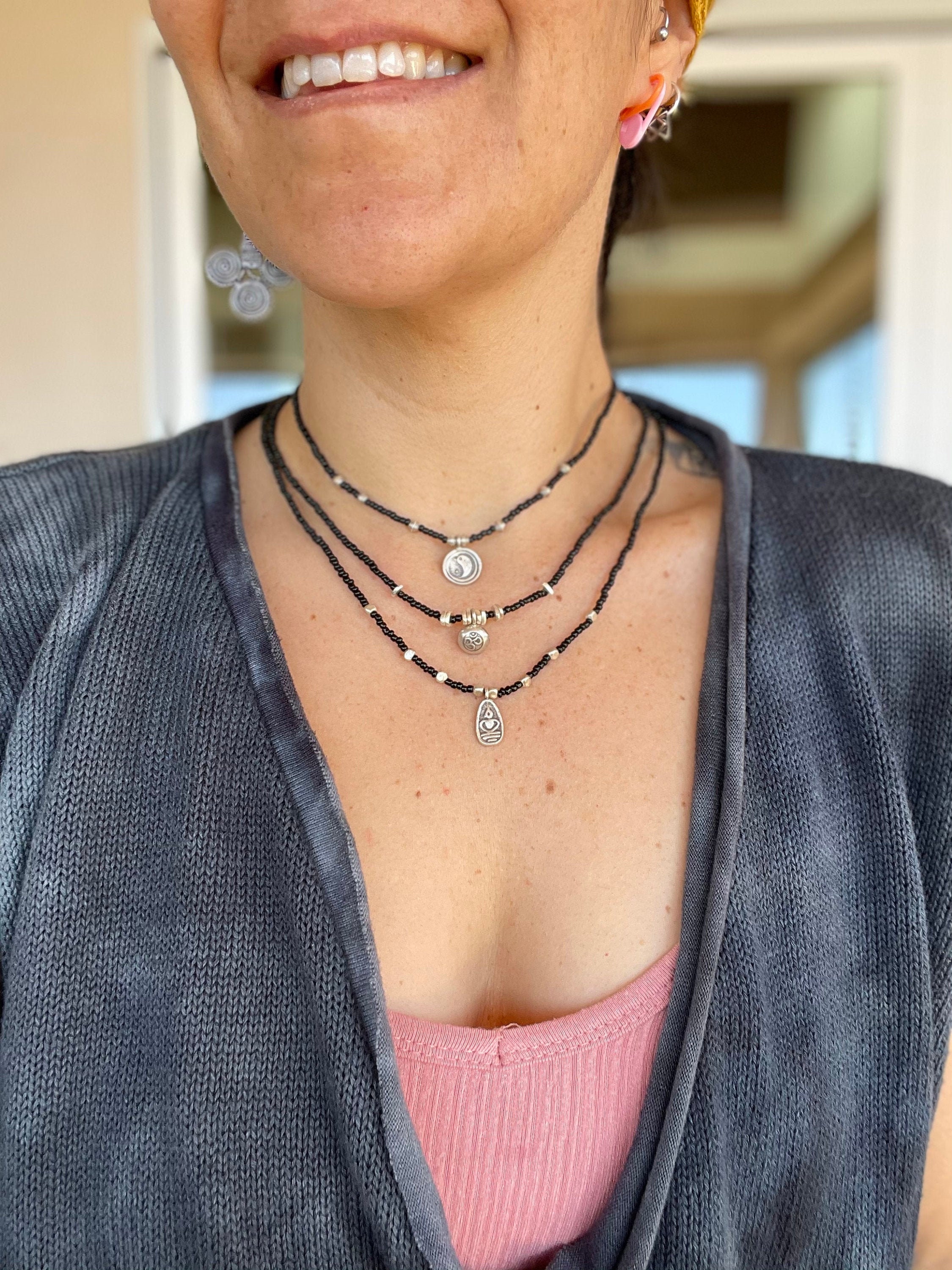 Collana con perline di semi, collana con perline nere, collana Om, collana Buddha, collana nera, collana Yin Yang, collana con perline, collana carina