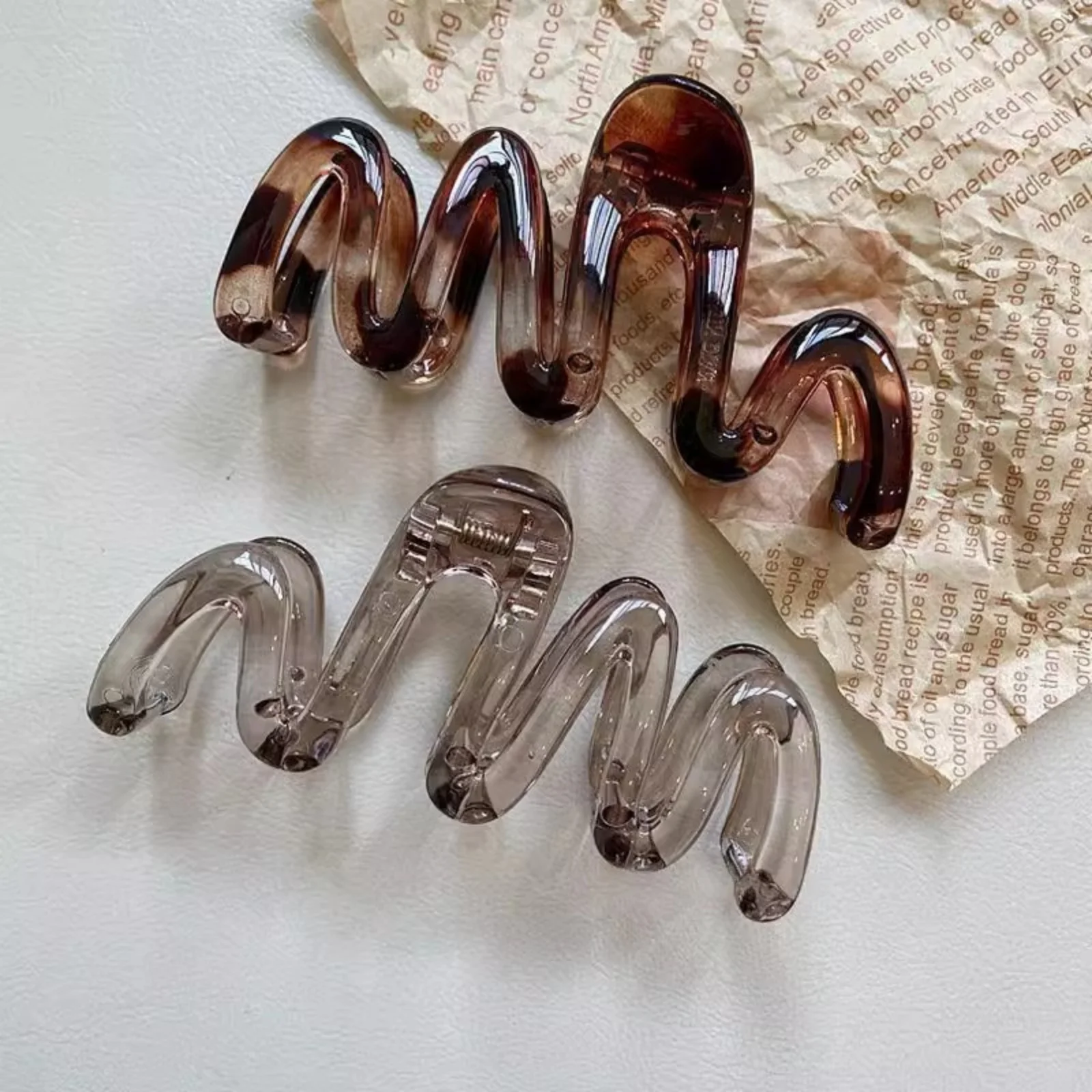 2 Stück Damen Y2K gewellt hochglänzend Bernsteinbraun 11 cm/4,33 Zoll große leichte Kunststoff-Haarspange, elegant und minimalistisch