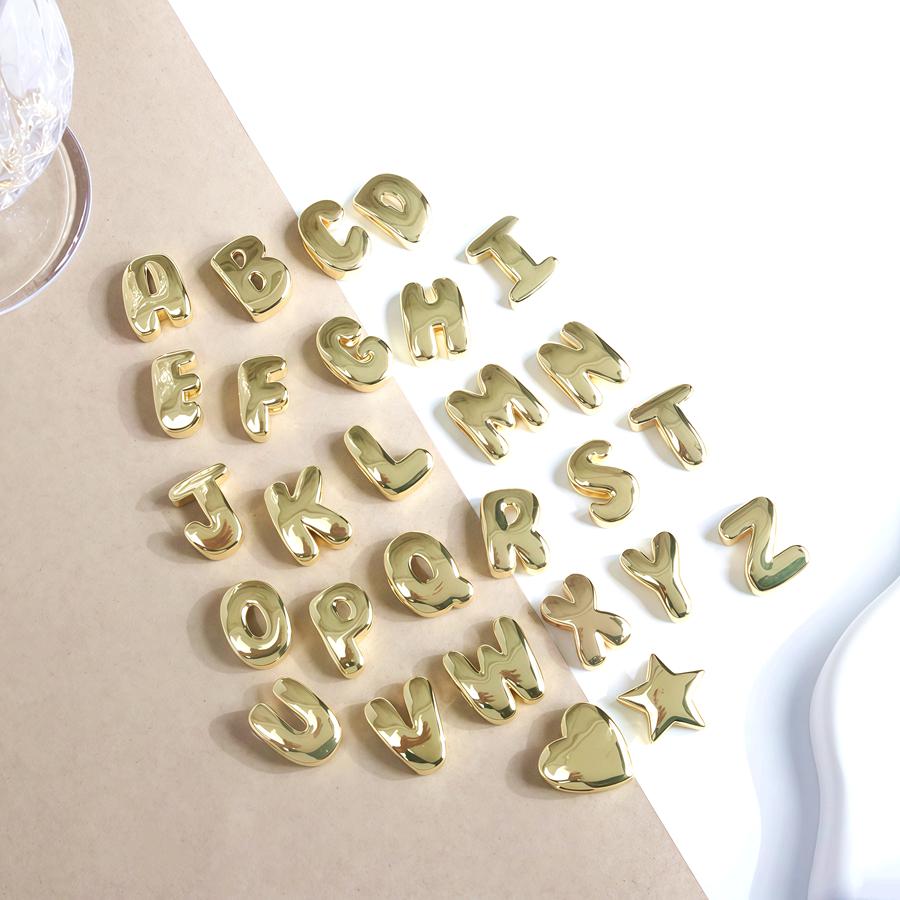 2 perline con lettere a foro grande, perline iniziali placcate in oro 18 carati, perline scorrevoli con lettere dell'alfabeto a palloncino, accessori