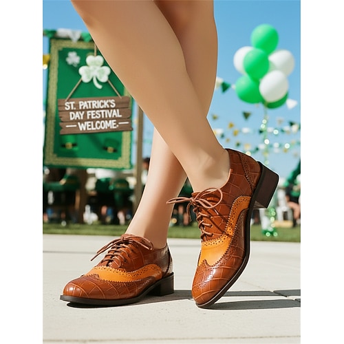 Grüne Oxford-Schuhe für Damen mit Brogue-Details – bequeme Schnürschuhe mit niedrigem Absatz für die St. Patrick's Day Parade, Outfits für irische Festivals und festliche Anlässe. Image