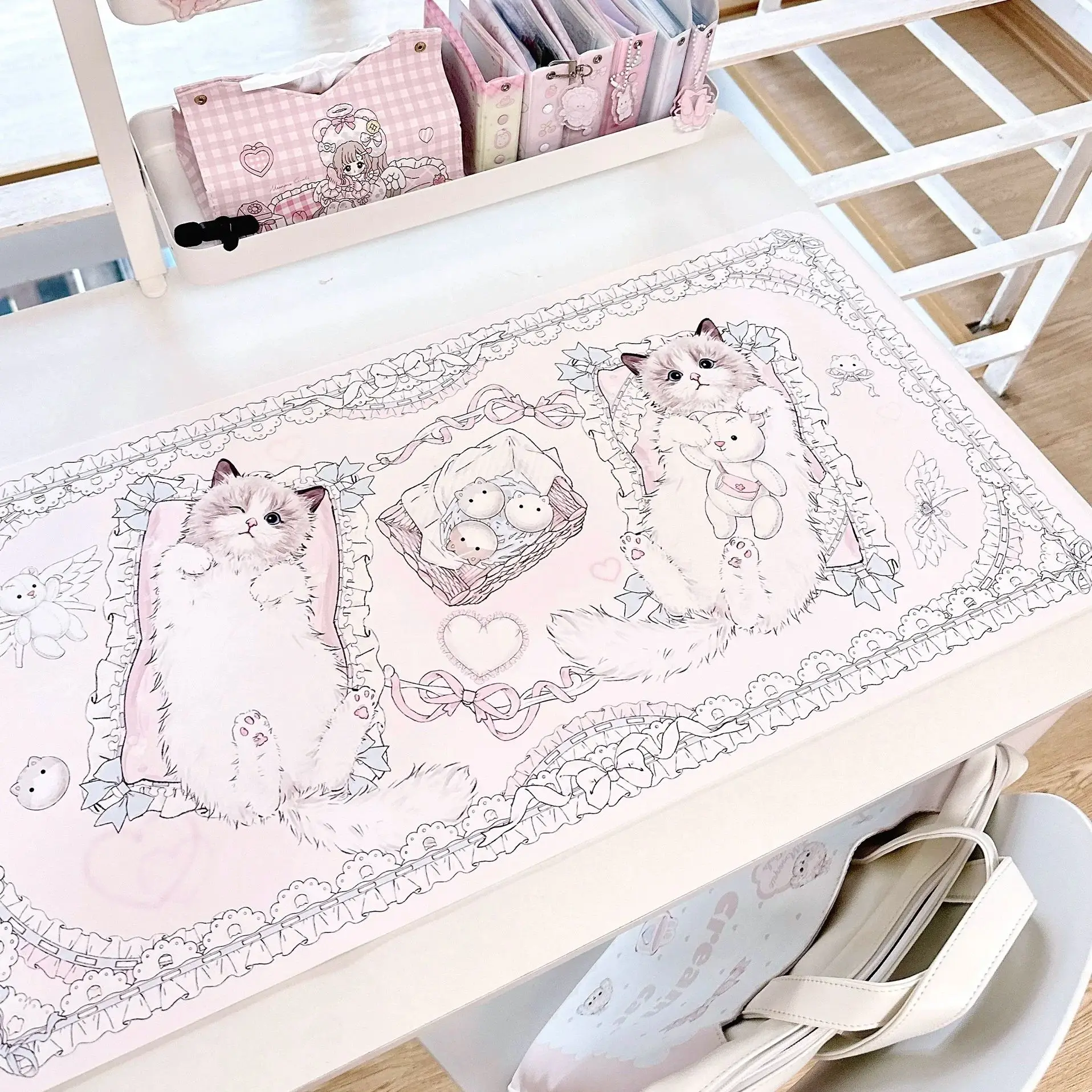 Lazy Lying Ragdoll Cat Schreibtischunterlage aus PU-Leder | Rosa wasserdichtes Mauspad, süßes Kawaii-Büro-Schreibtischdekor, Geschenk für Mädchen Image