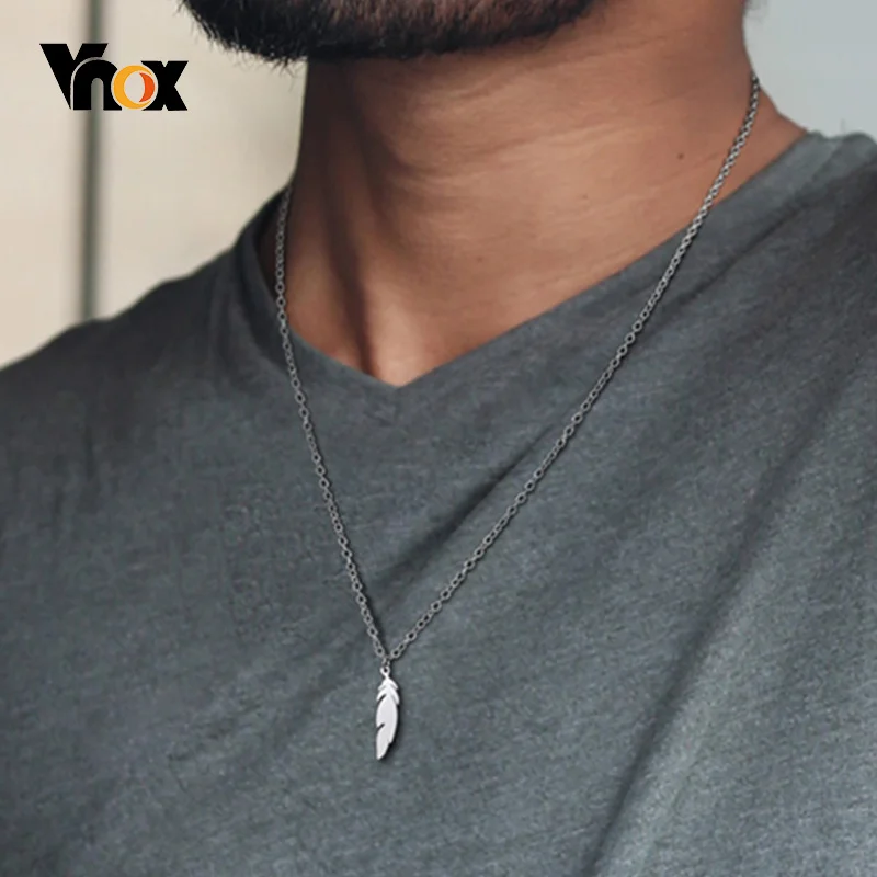 Vnox Einfache lässige Halsketten für Männer und Frauen, Edelstahl-Feder-geometrischer Bar-Münzen-Anhänger, Unisex, minimalistischer, schicker Halsband Image