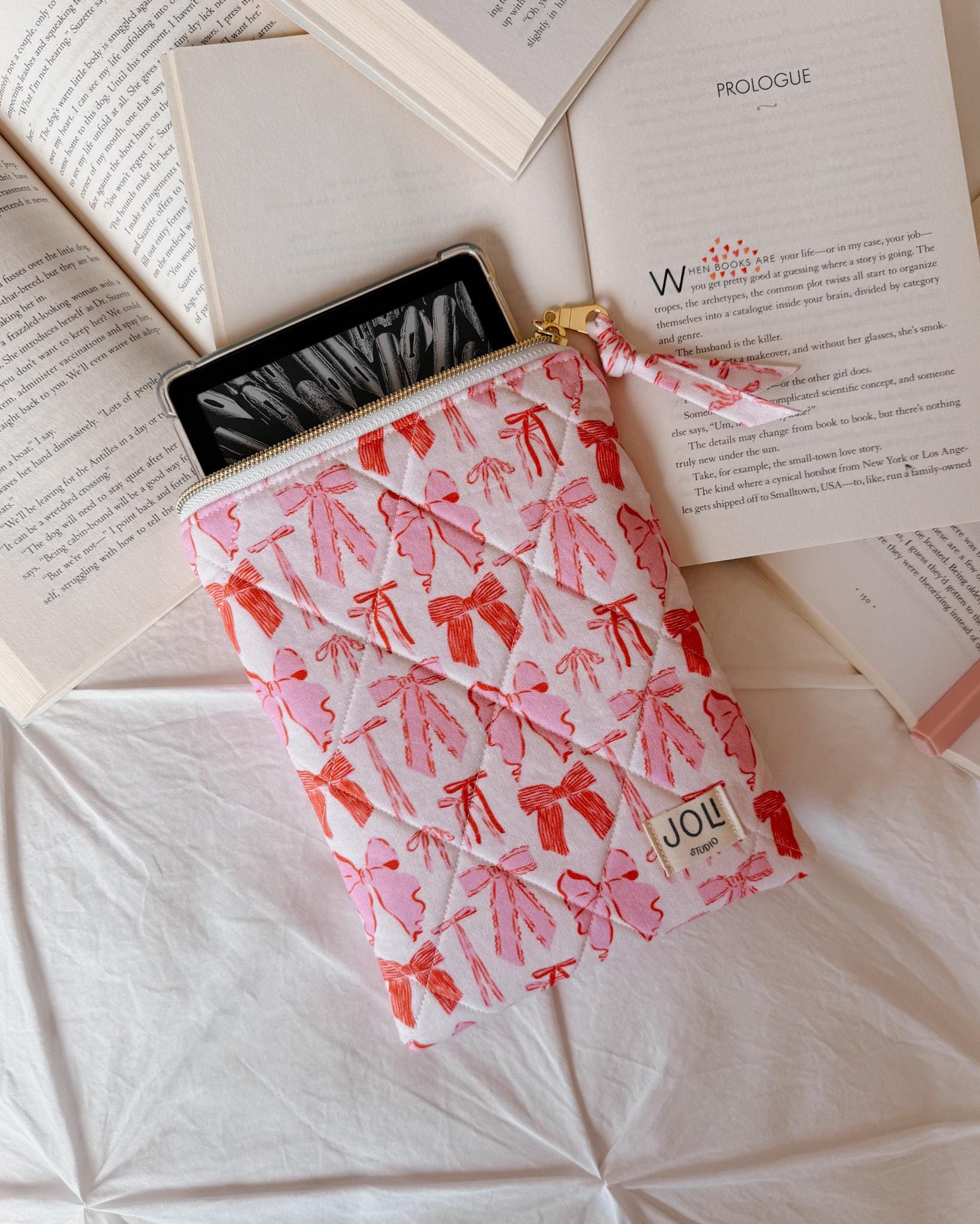 Etui Kindle Clara avec fermeture éclair | Etui pour Kindle avec noeuds Coquette | Pochette blanche papier pour Kindle | Etui pour liseuse rose | Cadea