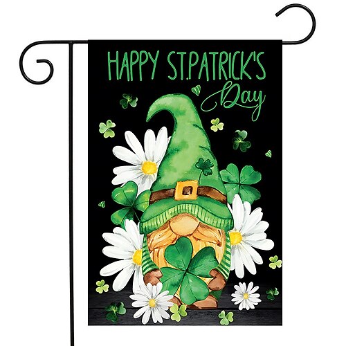 Tischdekoration für die Frühlingsfeier zum St. Patrick's Day mit Gartenzwerg und Kleeblatt für Küche, Esszimmer, drinnen und draußen Image