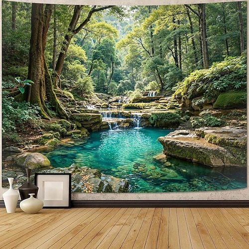 Ein Wandteppich mit einem ruhigen Waldbach, rauschenden Wasserfällen und einem kristallklaren Teich – eine beruhigende Wanddekoration für Ihr Zuhause, perfekt als Akzent im Schlaf- oder Wohnzimmer. Image