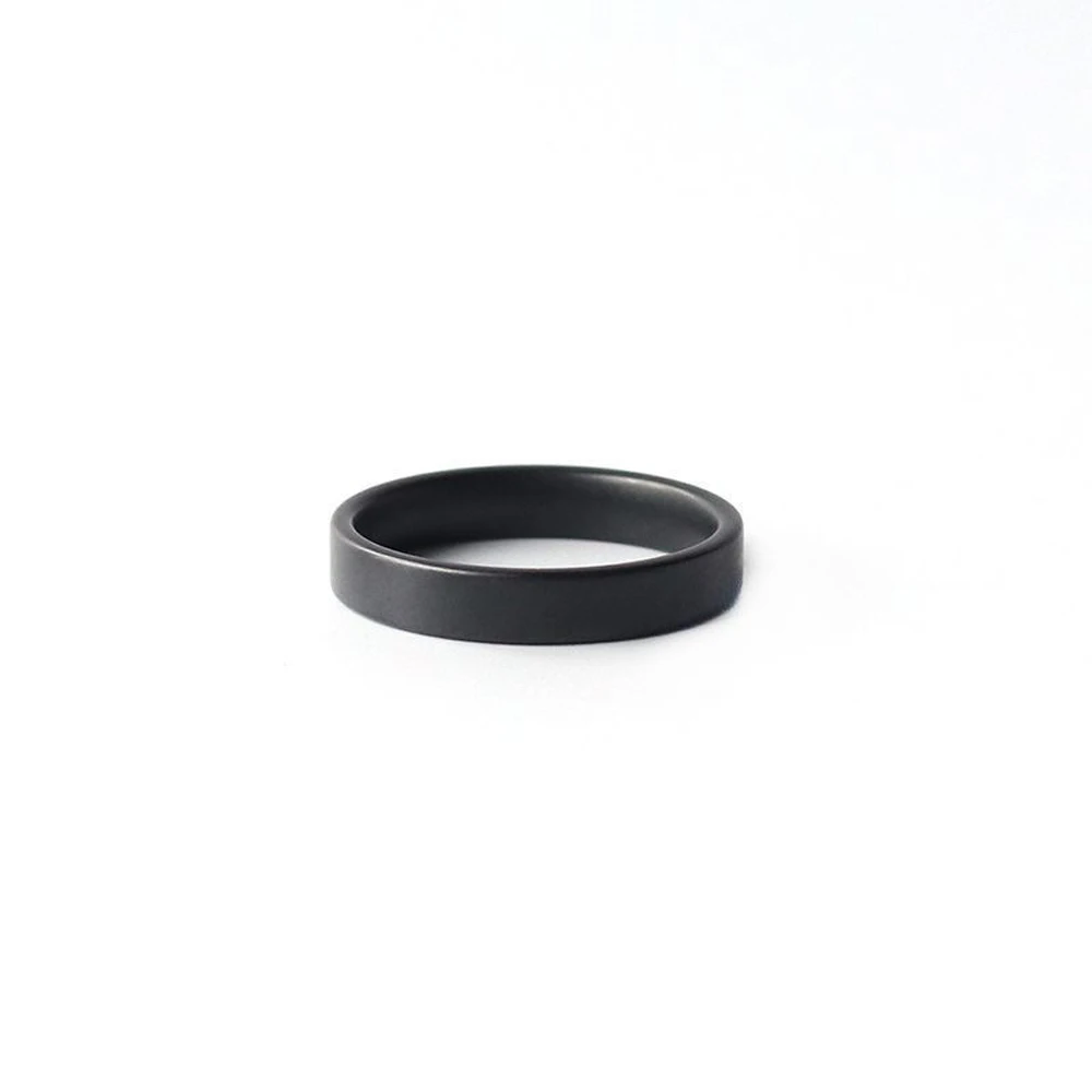 Kleine Menge Großhandel 4 mm mattschwarzer Keramikring für Männer, minimalistisches ätherisches Band, trendiges Herren-Stapelschmuckzubehör Image