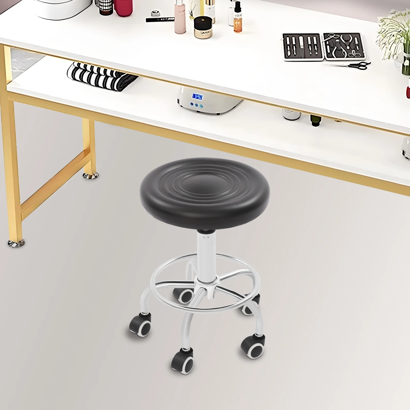 Barhocker Kosmetikerin Nagelstudio 360° ° Drehstuhl, schwarzes PU-Leder, drehbarer, höhenverstellbarer Friseur-Schneidehocker Image