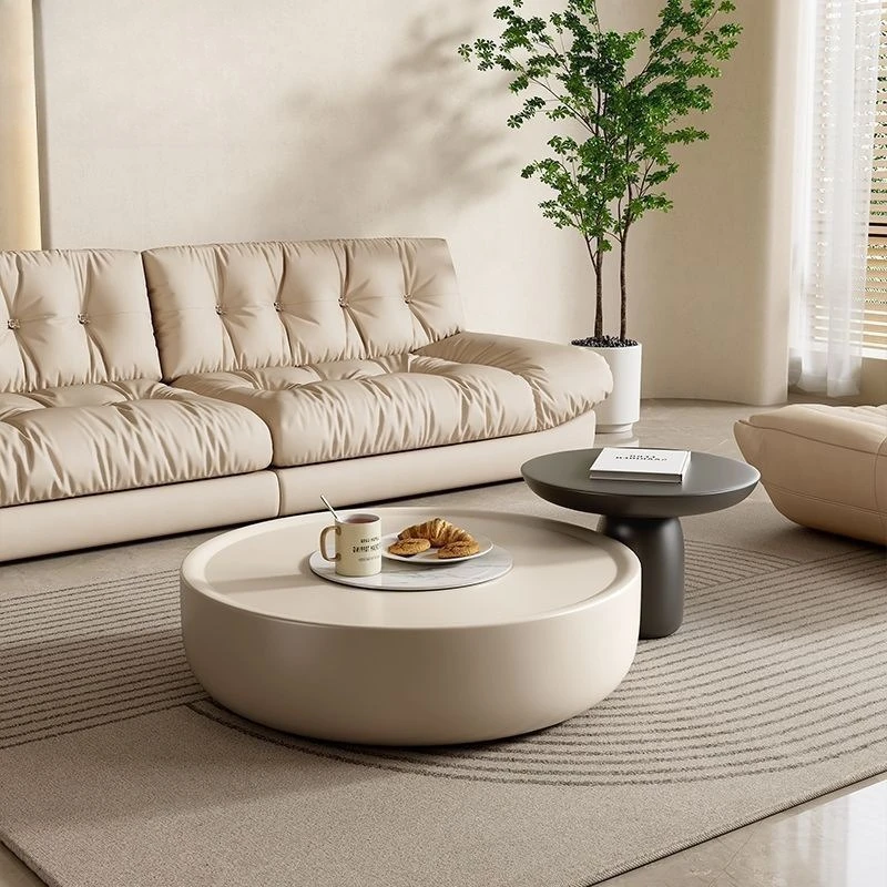 Couchtisch im cremefarbenen Stil. Kleine Wohnung. Minimalistischer Stil. Moderne, bewegliche, leichte, luxuriöse Couchtischkombination für den Haushalt Image