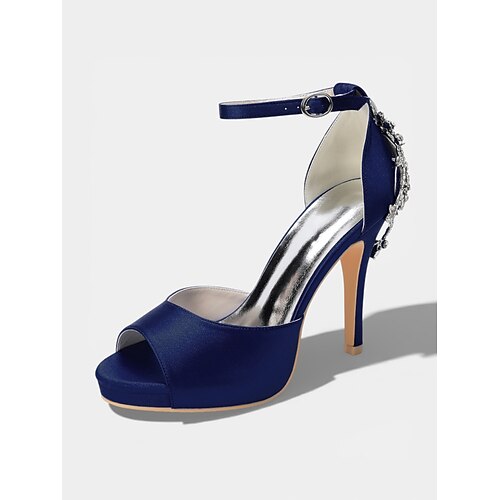 Elegante Brautsandalen aus elfenbeinfarbenem Satin mit Knöchelriemen und Kristallverzierung an der Ferse – perfekt für eine Hochzeit in der Stadt. Image