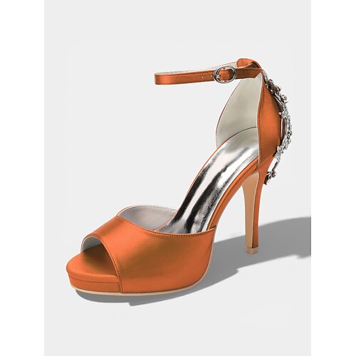Elegante Brautsandalen aus elfenbeinfarbenem Satin mit Knöchelriemen und Kristallverzierung an der Ferse – perfekt für eine Hochzeit in der Stadt. Image