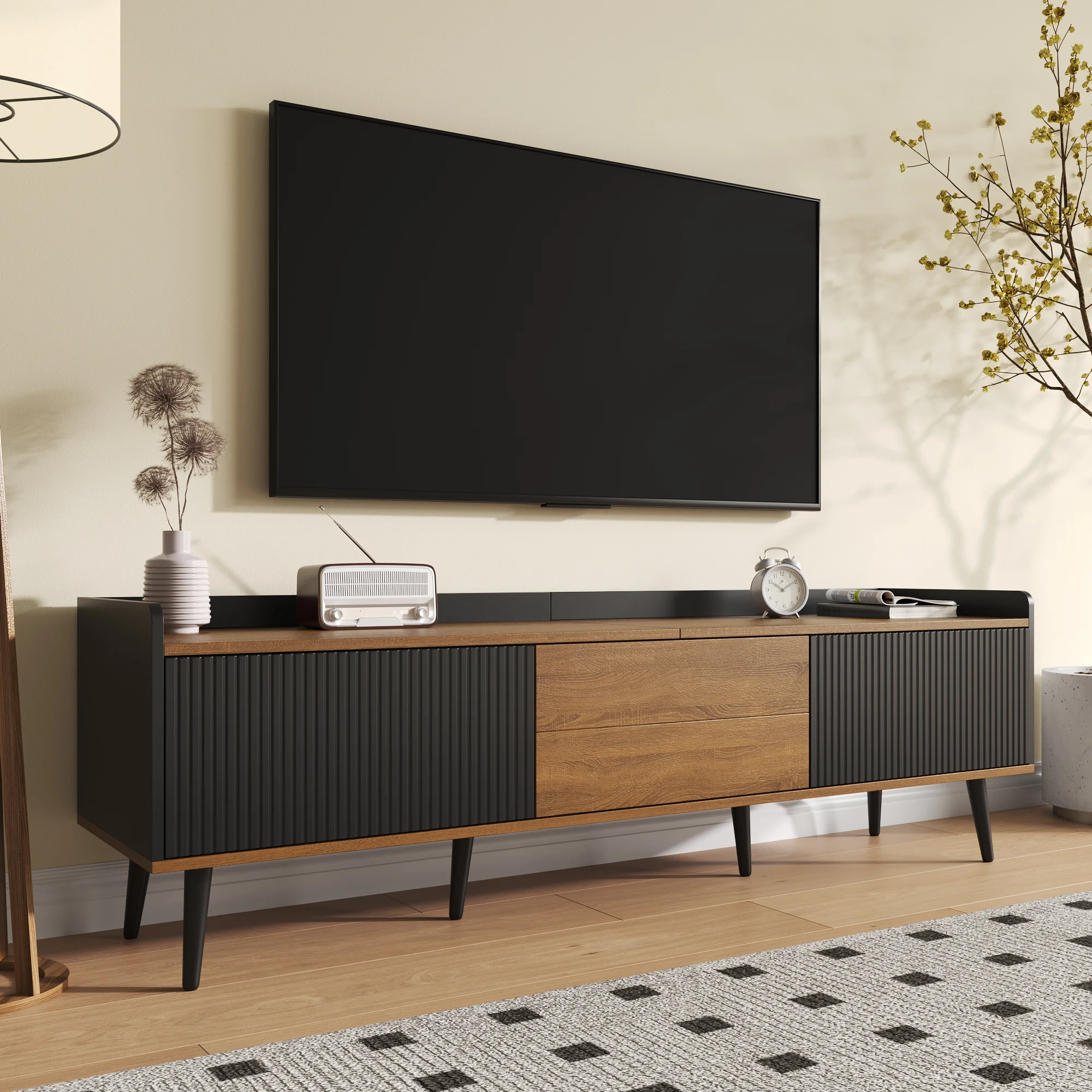 TV-Schrank, TV-Tisch, TV-Ständer, dreitüriger Unterschrank. Kompakte Konstruktion. Schwarz und natürliches Holzfinish. Image