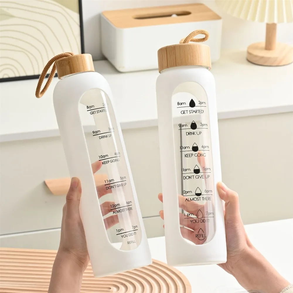 Tragbare, zeitmarkierte Glas-Wasserflaschen, frei von Blei, Sport-Getränkeflasche mit Silikonhülle, Bambusdeckel, Sport-Wasserbecher Image