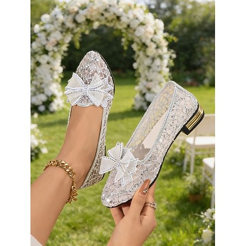 Silberne Damen-Ballerinas aus Spitze mit Schleifendetail – elegante und bequeme Schuhe für Hochzeitsgäste, geeignet für Garten-, Rasen- und Outdoor-Hochzeiten. Image
