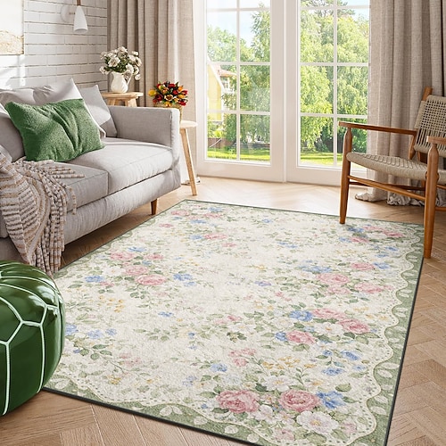 Hellgrüner Teppich mit zartem Rosen- und Hortensienmuster auf hellem Hintergrund – eine elegante, dekorative Fußmatte für Wohnzimmer, Schlafzimmer und andere Wohnräume. Image