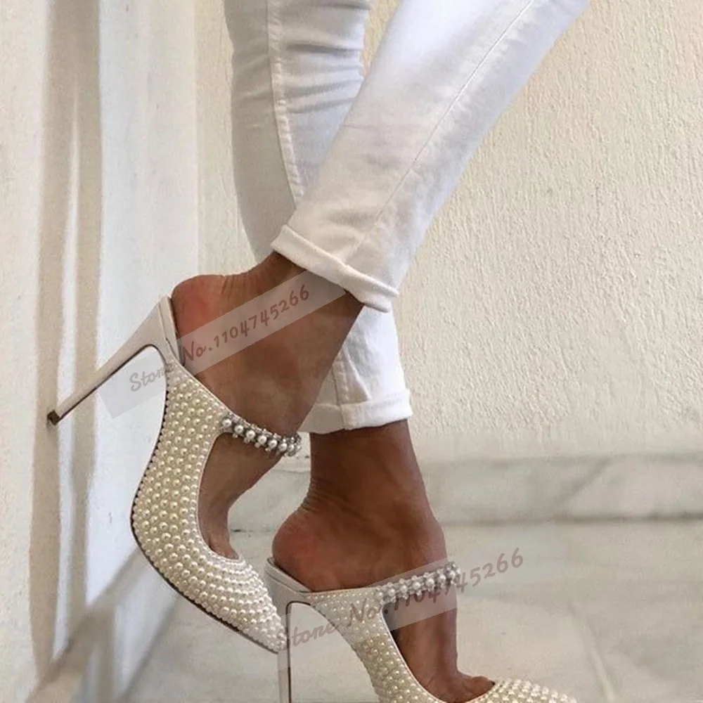 Weiße Perlen-Pantoletten mit spitzem Zehenbereich und hohem Absatz, glitzerndes Bling-Silber-Kristallarmband, moderne Hausschuhe außerhalb, Slip-On-Schmuck, Perlen-Pumps Image