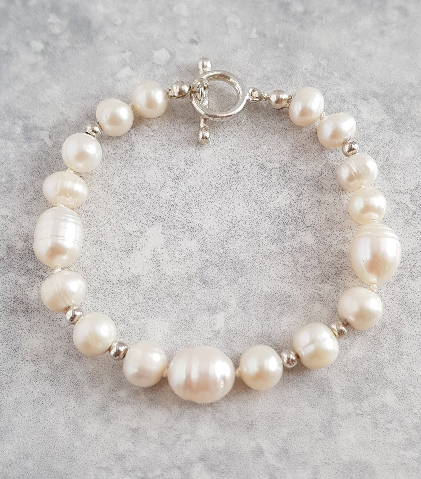 Bracciale con perle d'acqua dolce bianche. Bracciale con perle d'acqua dolce da 19 cm. Bracciale con perle d'acqua dolce barocche. Bracciale con perle