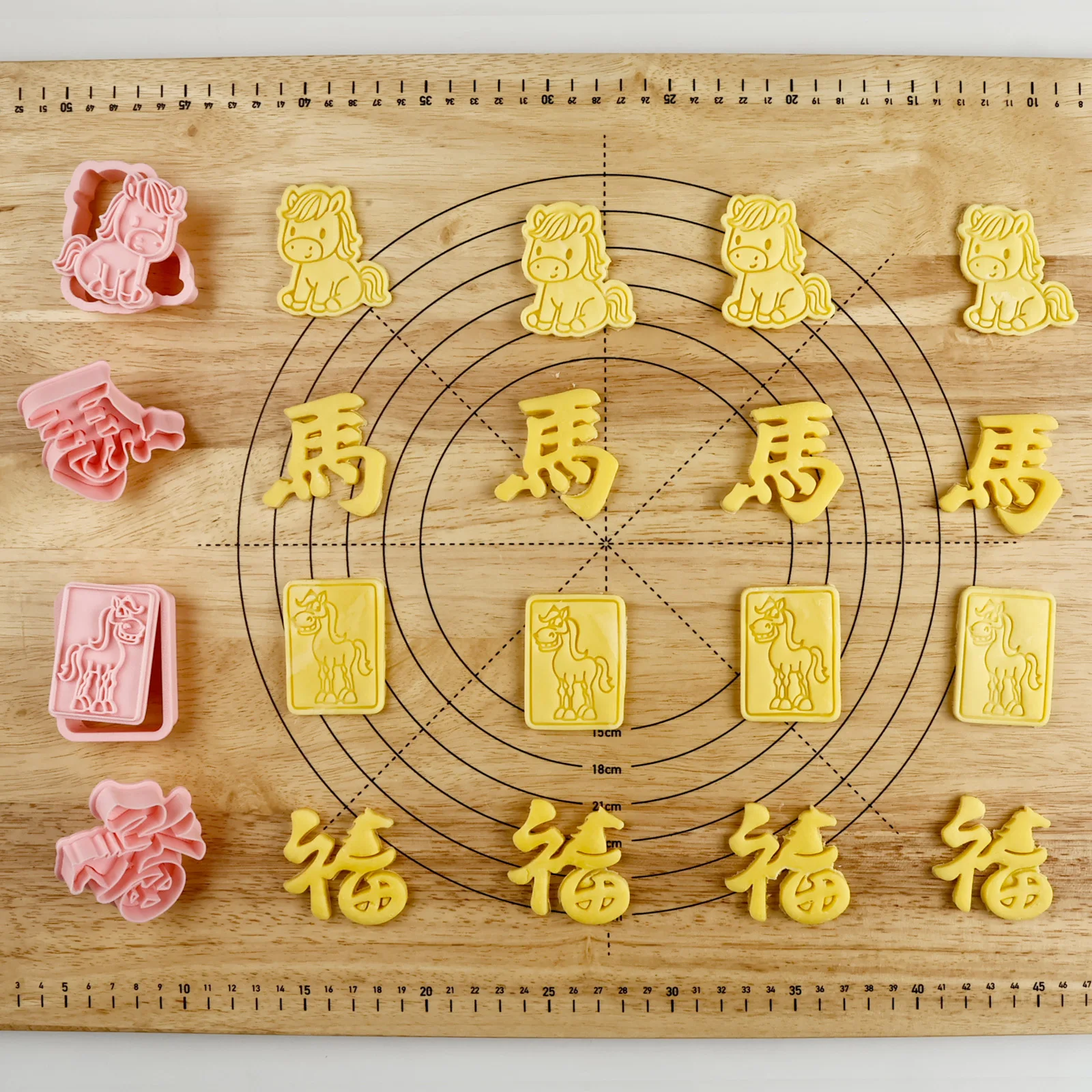 Glückliches Pferd Keksform Niedliches Kleines Pony Charakter Fondant Kuchendekoration DIY Backzubehör für Neujahr Backbedarf Image