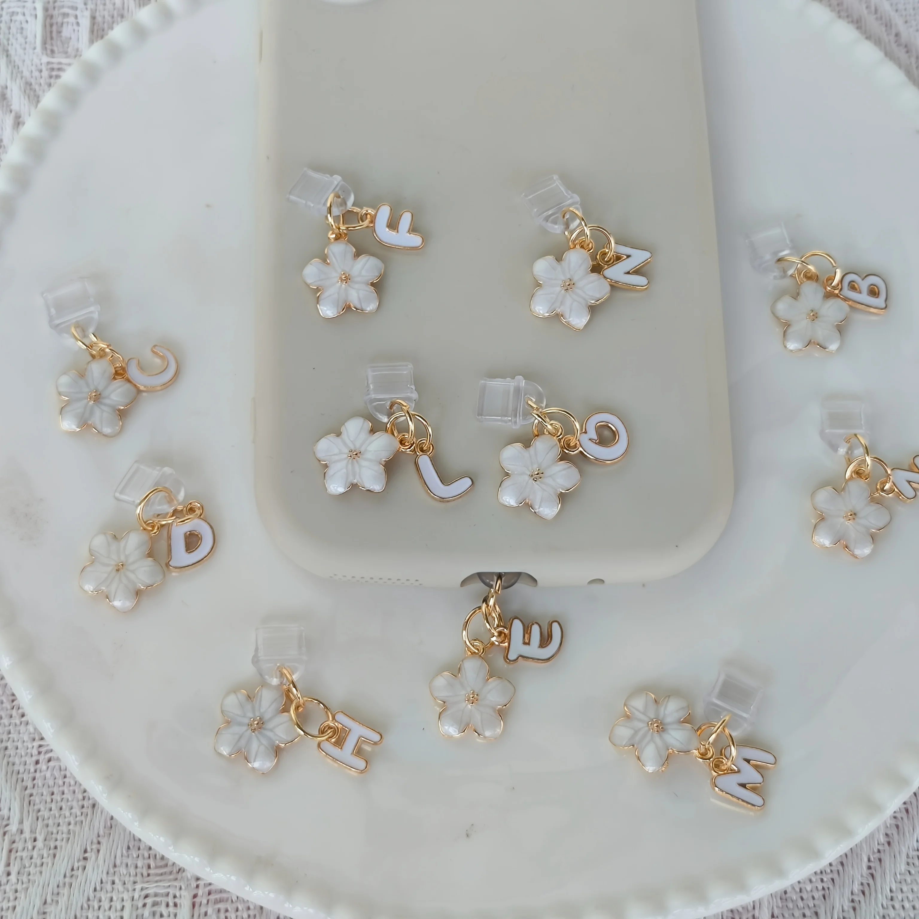 Bouchon anti-poussière pour téléphone à cinq pétales, lettre A-M mignonne et à la mode, adapté aux modèles Type-C, Iphone15-17, accessoires pour téléphone portable, décoration de téléphone DIY, peut