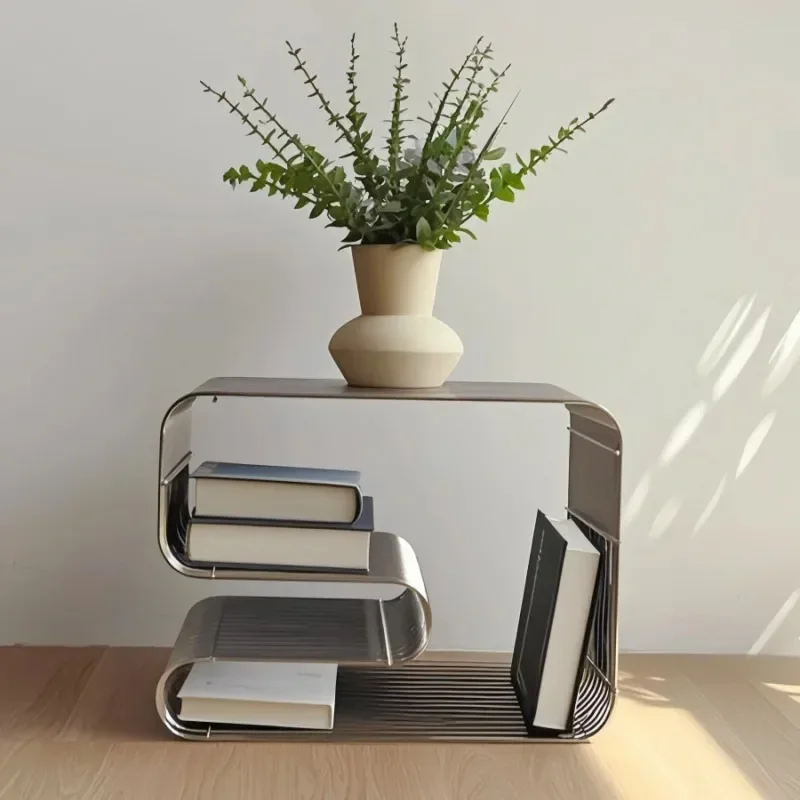 Moderner skandinavischer Couchtisch aus Metall – schlanke, minimalistische Wohnzimmermöbel mit Beistelltisch mit Zeitschriften- und Bücheraufbewahrung