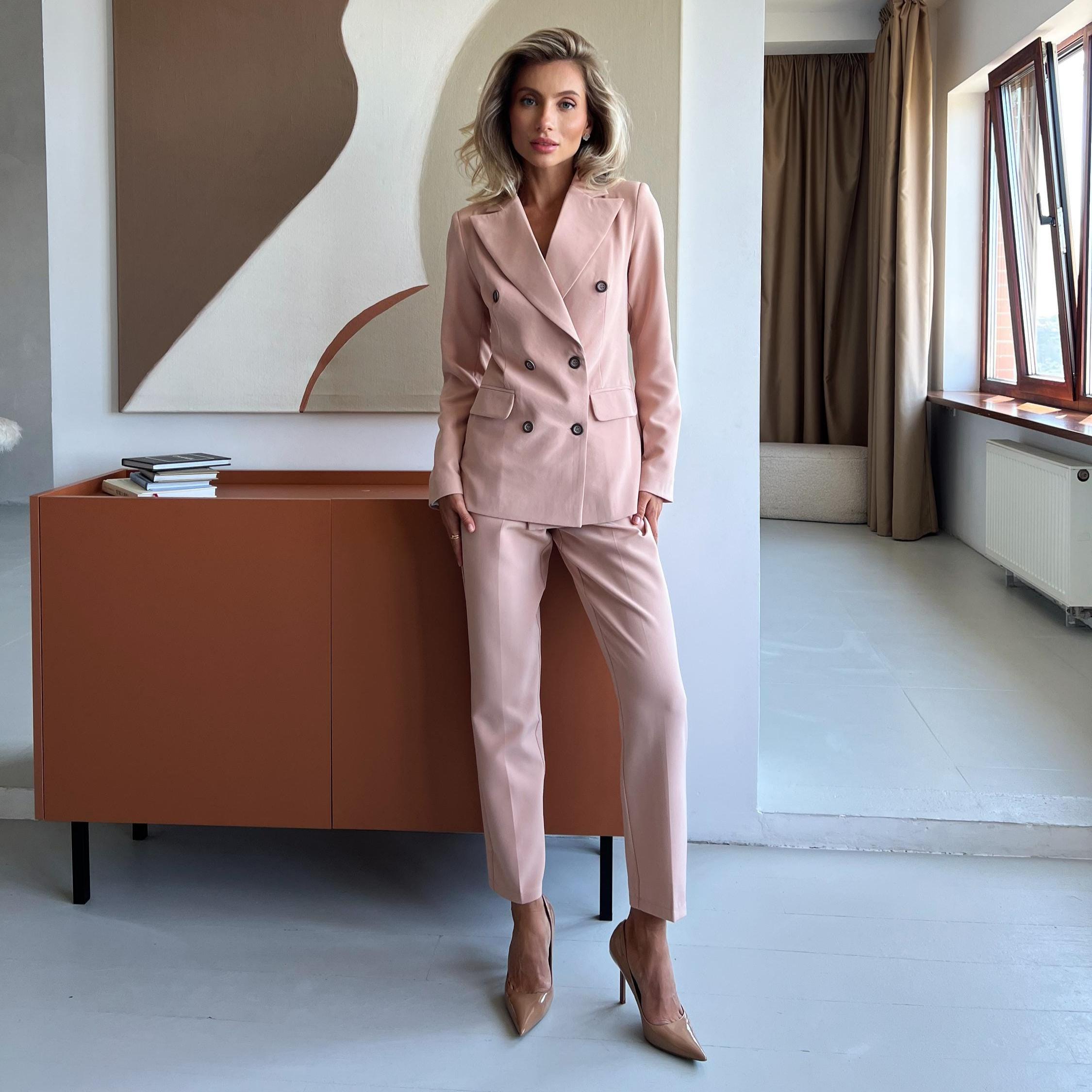 Tailleur pantalone beige da donna, tailleur pantalone formale da donna, tailleur pantalone chic da donna, completo blazer e pantaloni da donna, taille