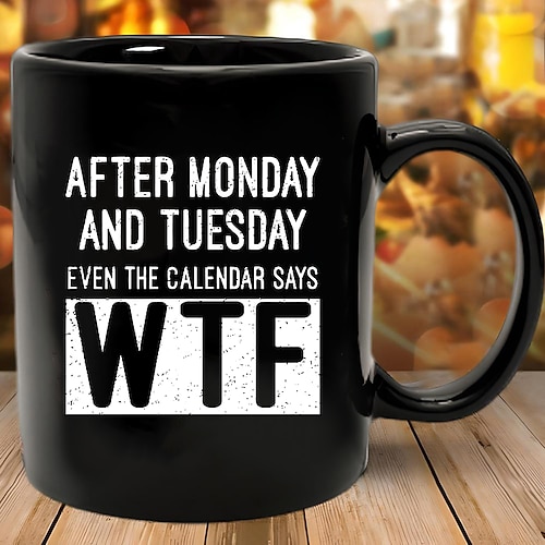 Witzige Geschenktasse mit der Aufschrift „Nach Montag und Dienstag sagt selbst der Kalender: WTF" – schwarze Keramik-Kaffeetasse. Ein urkomisches Geschenk für Kaffee- oder Teeliebhaber, um die Image